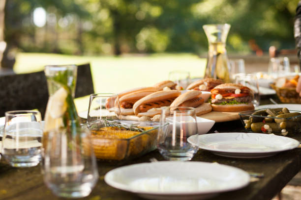 essen auf einem picknick-tisch - glass wineglass empty dishware stock-fotos und bilder