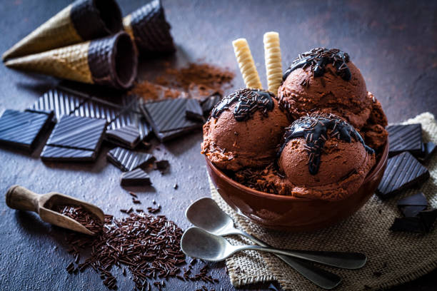 チョコレートのアイスクリーム、ガラス製のカップ - chocolate ice cream ストックフォトと画像