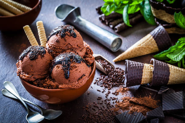 helado de chocolate en un recipiente de vidrio - scoop ice cream frozen cold fotografías e imágenes de stock