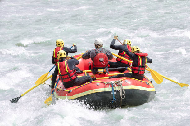 grupa ludzi rafting na białej wodzie, aktywne wakacje, koncepcja zespołu - white water rafting rafting extreme sports adventure zdjęcia i obrazy z banku zdjęć