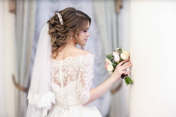 retrato de la novia en el fondo de la ventana - bride veil women human face fotografías e imágenes de stock