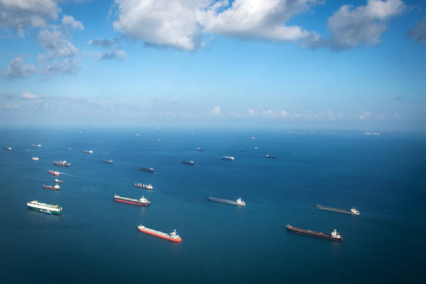 transporte de barcos en el océano, singapur - ship freight transportation cargo container sea fotografías e imágenes de stock