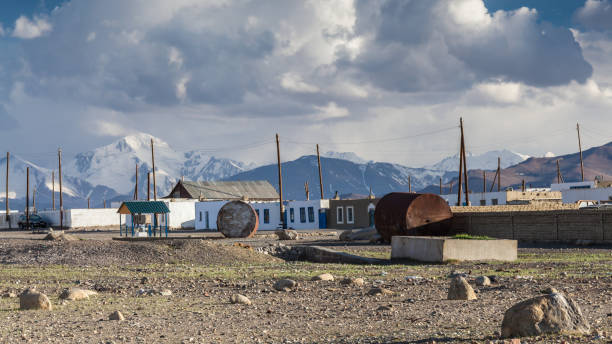 vista da vila de karakul no tajiquistão - pamirs - fotografias e filmes do acervo