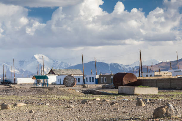 vue du village de karakul au tadjikistan - pamirs photos et images de collection