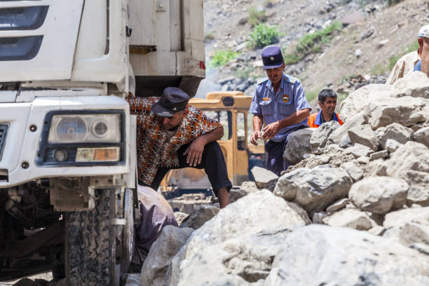 a estrada de khorog de dushanbe, junto ao rio panj - pamirs - fotografias e filmes do acervo