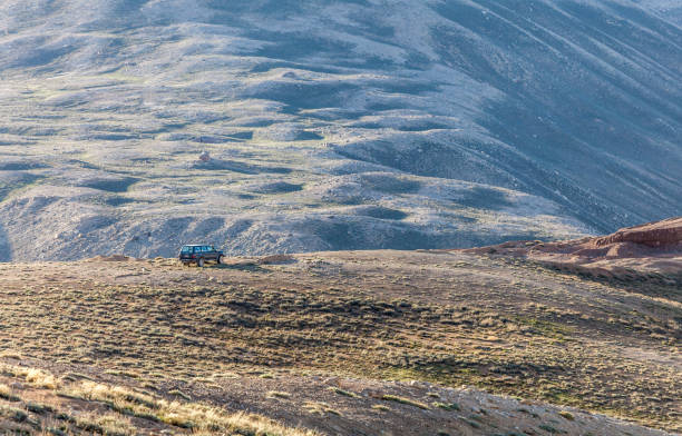 beau véhicule hors route dans les montagnes du pamir - pamirs photos et images de collection