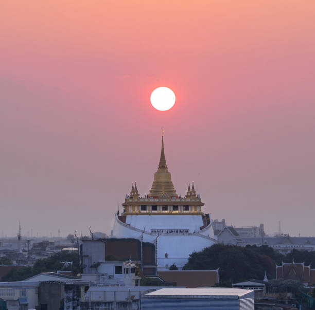 istock Golden Mountain in Bangkok city 936290326