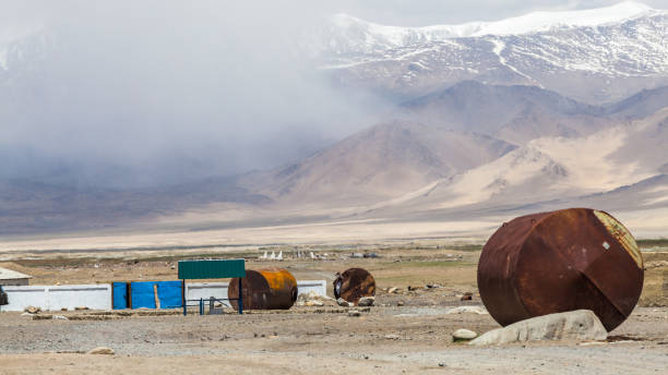 vista da vila de karakul no tajiquistão - pamirs - fotografias e filmes do acervo