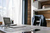 leere-arbeitsplatz-mit-schreibtisch-und-stuhl-jacke-auf-dem-stuhl-manager-in-der-pause.jpg?b=1&s=170x170&k=20&c=3LWoEezKNLZ76-tUMjRjBTpnBT6z9keXsrtqq3DyWWg=
