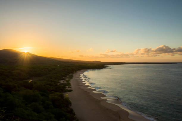 マウイ島のビーチで熱帯日の出。 - hawaii islands maui big island tropical climate ストックフォトと画像