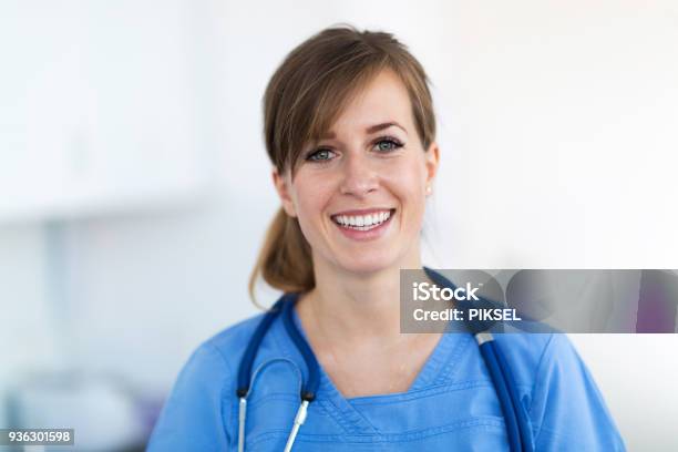 Doctora Foto de stock y más banco de imágenes de Sonreír - Sonreír, Alegre, Confianza en sí mismo