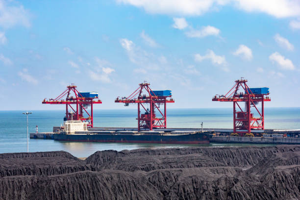 промышленный портовый кран и угольная шахта - coal crane transportation cargo container стоковые фото и изображения