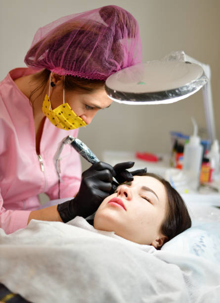 istock master does the tattoo on eyebrows to girl 936305386