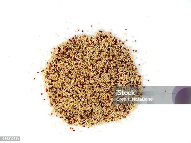 Semi Di Quinoa Crudi Isolati Su Sfondo Bianco Vista Dallalto Primo Piano - Fotografie stock e altre immagini di Quinoa