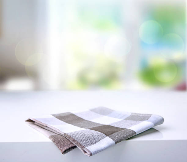 dobla la toalla de cocina cuadros en mesa. - kitchen cloth fotografías e imágenes de stock