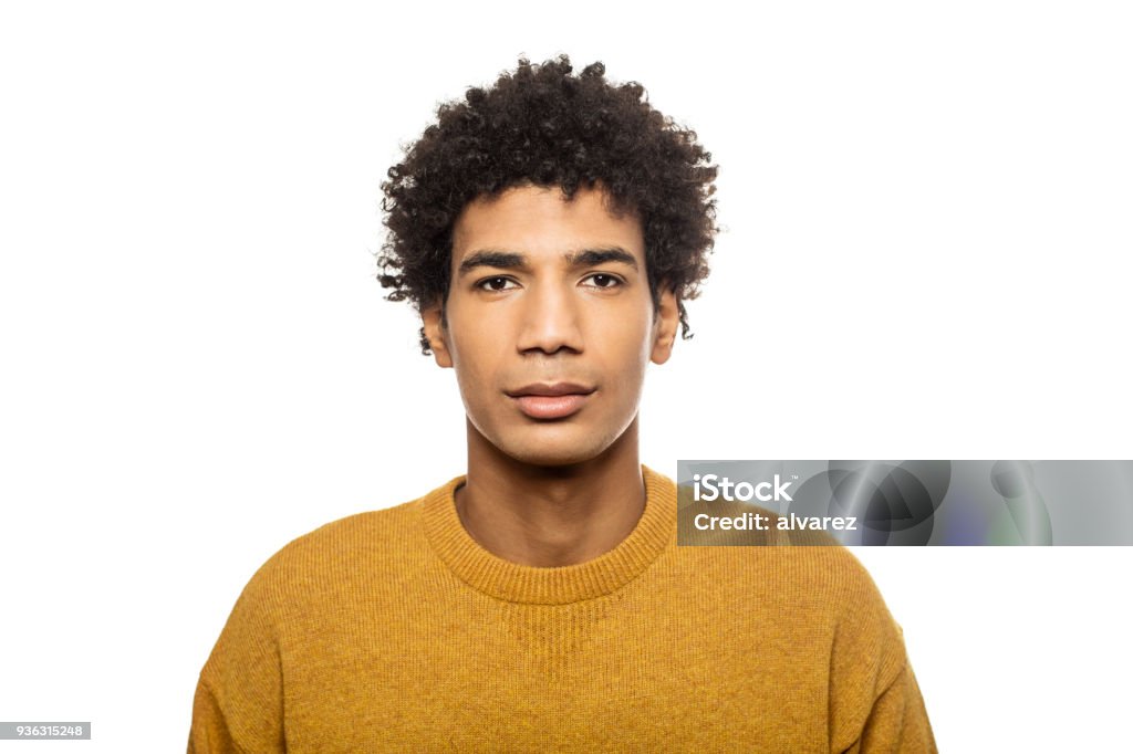 Retrato de hombre serio con camiseta amarilla - Foto de stock de Retrato libre de derechos