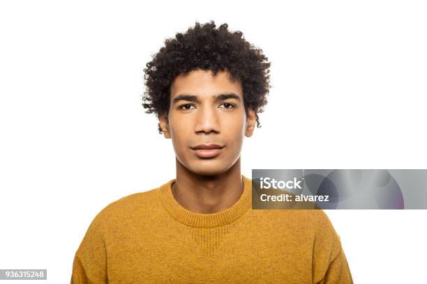 Retrato De Hombre Serio Con Camiseta Amarilla Foto de stock y más banco de imágenes de Retrato - Retrato, Hombres, Fondo blanco