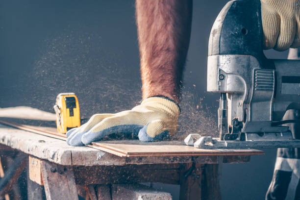 istock The hand with the electric jigsaw cuts the laminate 936316494