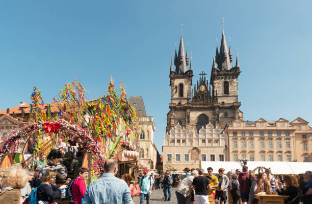 prague old town square - marché de pâques devant l’église de tyn - tyn church photos et images de collection