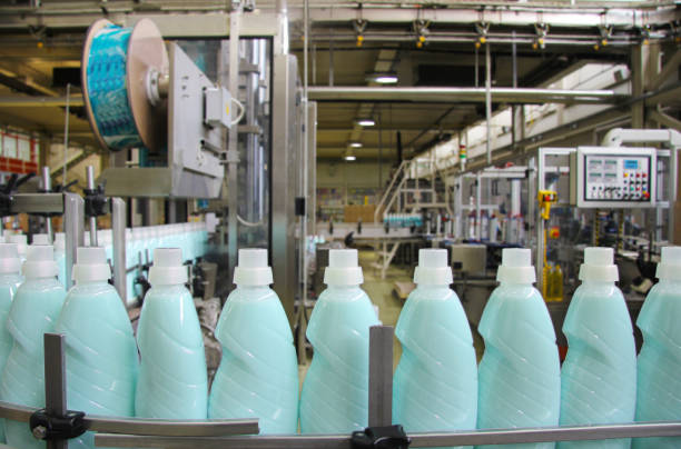 production of liquid detergent - plastic chemical warehouse industry imagens e fotografias de stock