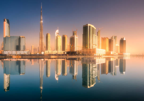vista panorámica de la bahía de negocios de dubai, emiratos árabes unidos - industry sunrise dubai construction fotografías e imágenes de stock