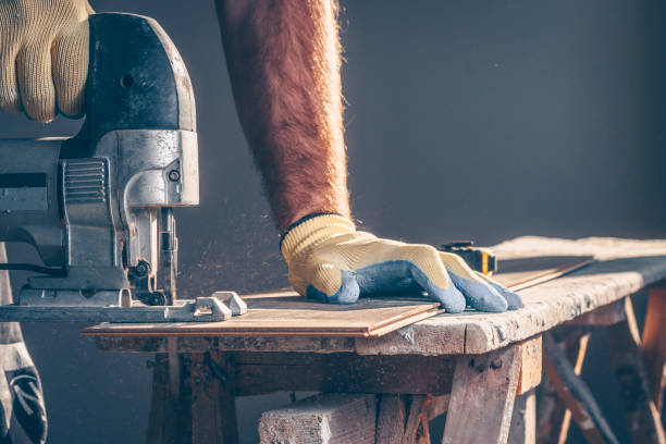 istock The hand with the electric jigsaw cuts the laminate 936330864