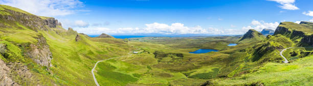 large panorama de quiraing, un des plus célèbre paysage de l’île de skye, en ecosse, grande-bretagne - quiraing needle photos et images de collection