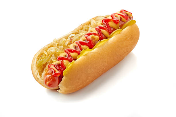 cachorro-quente com cebola frita e pepino em branco - onion red isolated yellow - fotografias e filmes do acervo