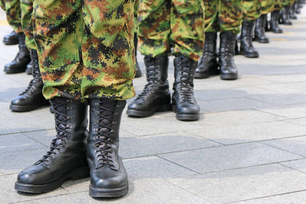 troupes militaires debout en ligne - combat boots photos et images de collection