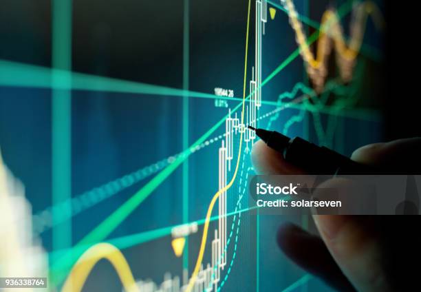 Een Voorraad Handelaar Controleren Grafiek Fundamentals Stockfoto en meer beelden van Financiën