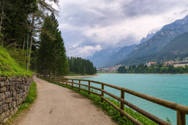 아우 론 조디 까 도레, 벨 루 노, 이탈리아 산타 카테리나 호수 따라 걷는 경로 - country road fence road dolomites 뉴스 사진 이미지