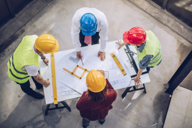 arquitectos trabajando juntos en el sitio de construcción - drawing women expertise business fotografías e imágenes de stock