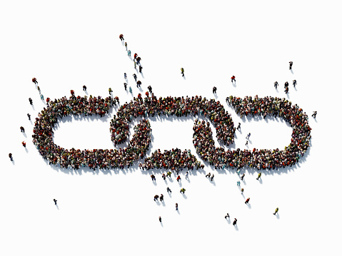 Muchedumbre humana formando un símbolo de la cadena: La vinculación y el concepto de Social Media photo