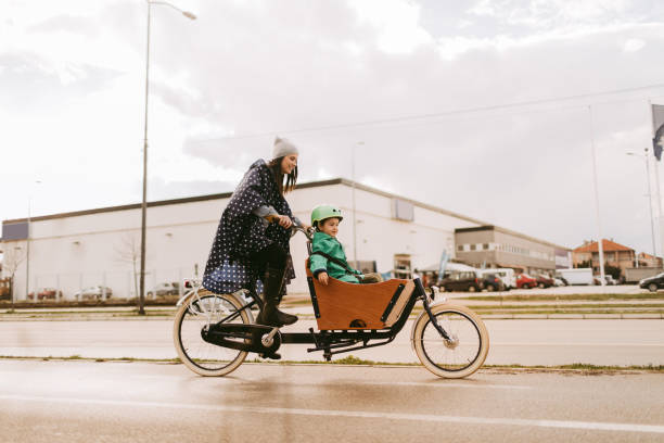 balade à vélo cargo sur la pluie - city bike photos et images de collection