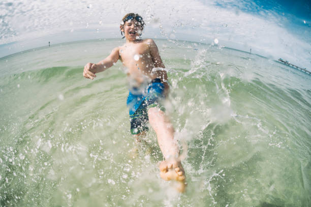 istock Kicking and splashing you in the ocean 936350238