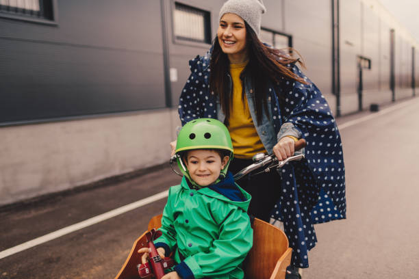cargo cykeltur i stan - parents children cargo bike bildbanksfoton och bilder