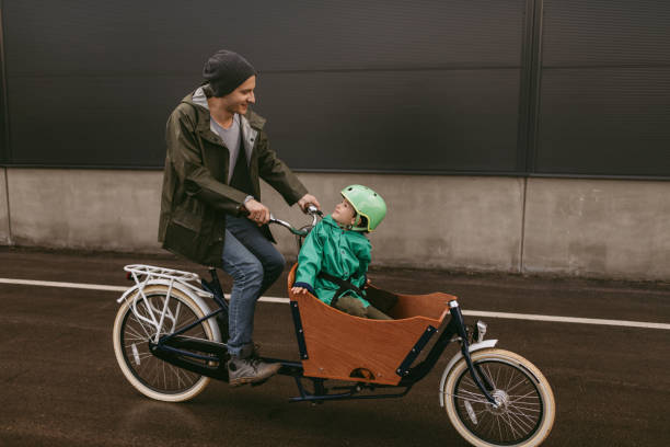 cargo cykeltur med min pappa - parents children cargo bike bildbanksfoton och bilder