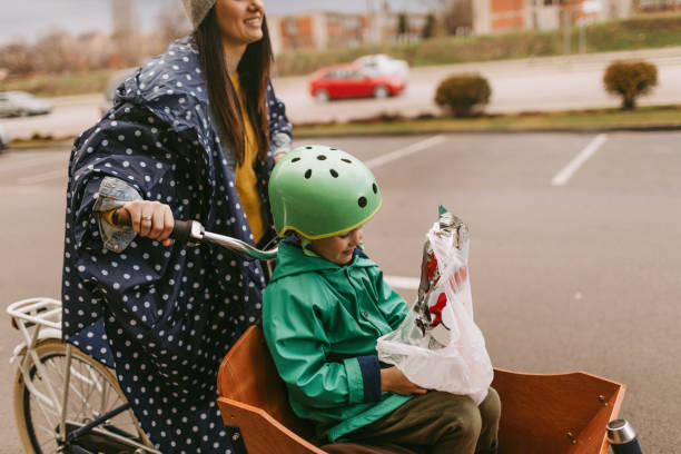 gå tillbaka från shopping - parents children cargo bike bildbanksfoton och bilder