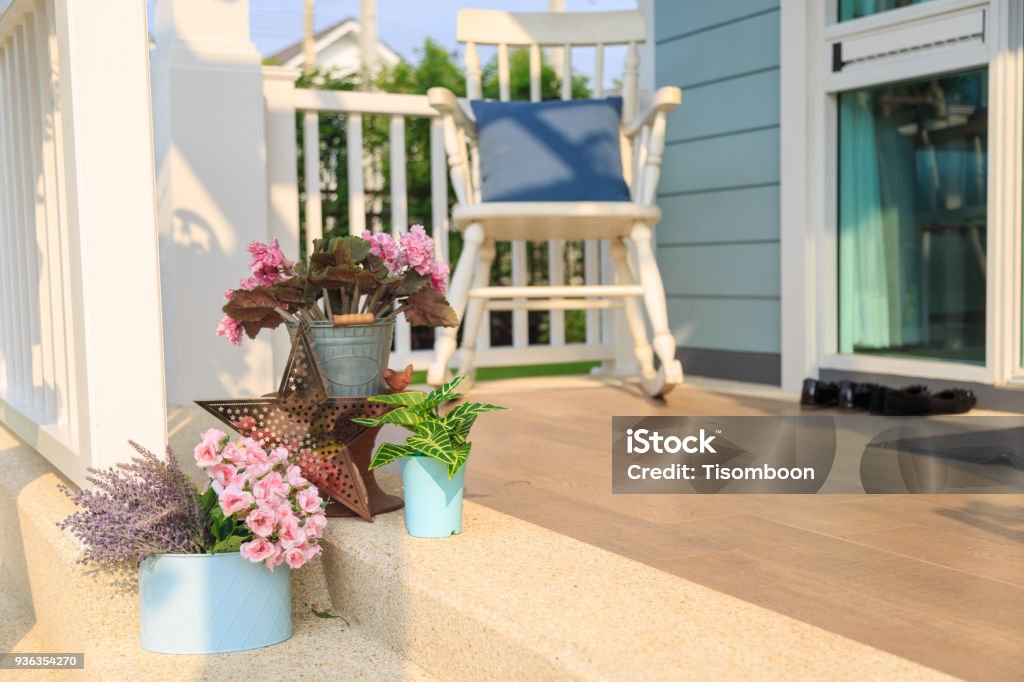 Ramo de flores en una planta con fondo de mecedora en un balcón - Foto de stock de Veranda libre de derechos