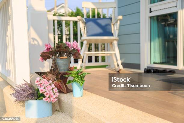 Ramo De Flores En Una Planta Con Fondo De Mecedora En Un Balcón Foto de stock y más banco de imágenes de Veranda