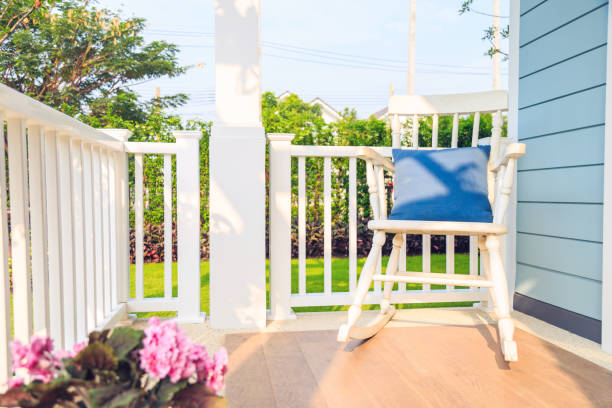 una madera blanca mecedora en balcón con fondo de naturaleza. - swing rocker fotografías e imágenes de stock