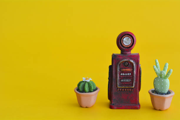vintage rote zapfsäule mit kaktus abstrakte minimal gelben hintergrund, auto-konzept - old gas pump stock-fotos und bilder
