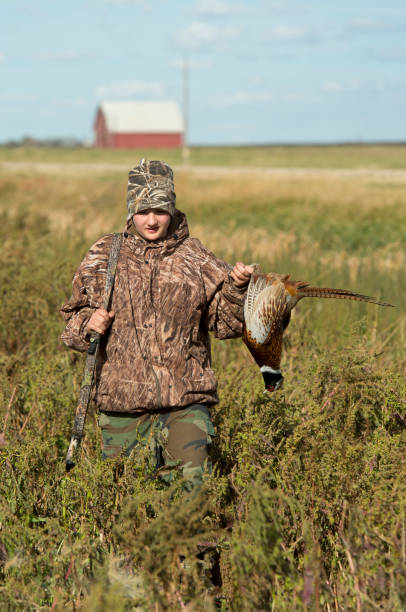 素敵な秋の日にサウスダコタ州で若いキジ ハンター - pheasant hunter ストックフォトと画像