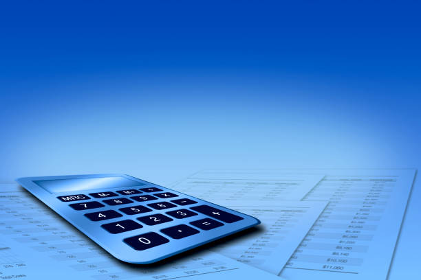 calculadora con spreadsheets en backgraound azul - bill bank statement calculator banking document fotografías e imágenes de stock