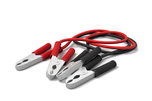 renderização 3d de dois conjuntos de grampos de bateria de carro vermelho e preto ligados a um cabo - lead black cable clamp - fotografias e filmes do acervo