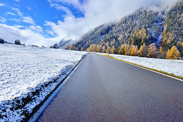 스위스 알프스에서 고속도로 - snow winter mountain horizon over land 뉴스 사진 이미지