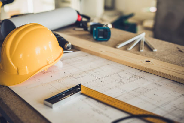 sprzęt architektoniczny na placu budowy! - work tool blueprint construction helmet zdjęcia i obrazy z banku zdjęć