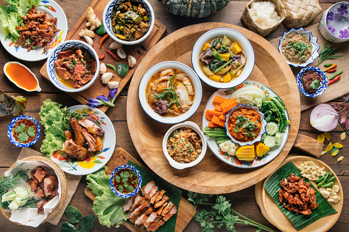 istock Alimento tailandés norteño de tradición. en una mesa de madera, vista superior 936385254