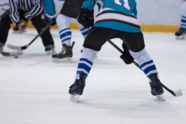 les joueurs de hockey sur glace jouent au hockey sur glace - playing surface photos et images de collection