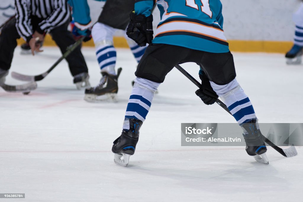 Jogadores de hóquei no gelo jogar hóquei no gelo - Foto de stock de Hóquei royalty-free